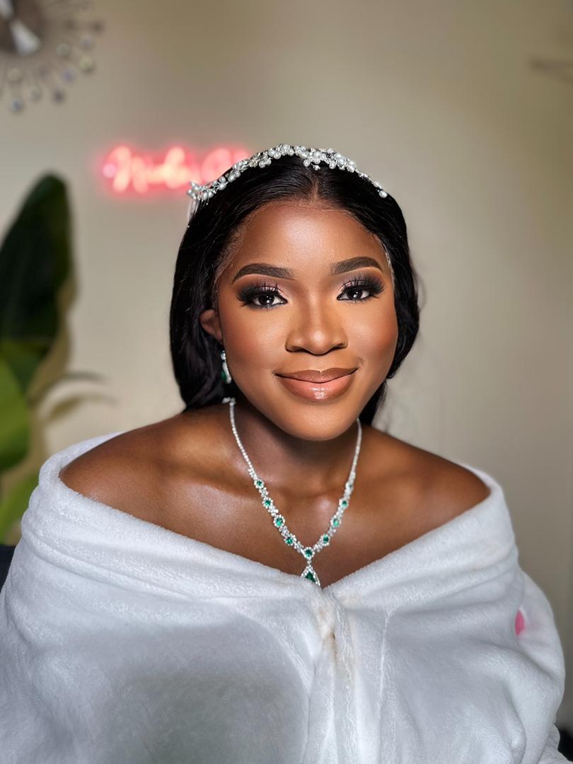 Bridal glam with tiara and emerald jewellery